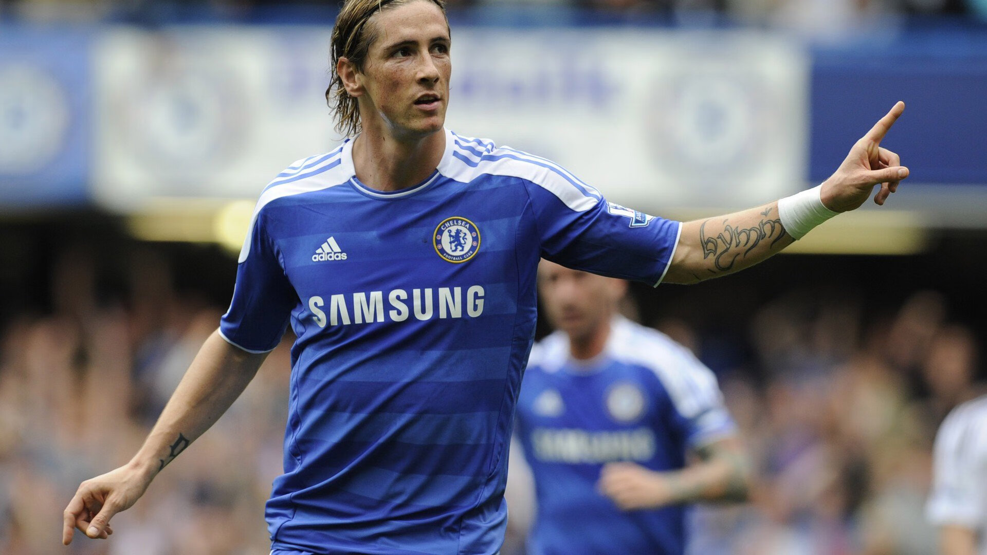 “法甲豪门鏖战：场面精彩，积分榜竞争激烈”，德甲豪门